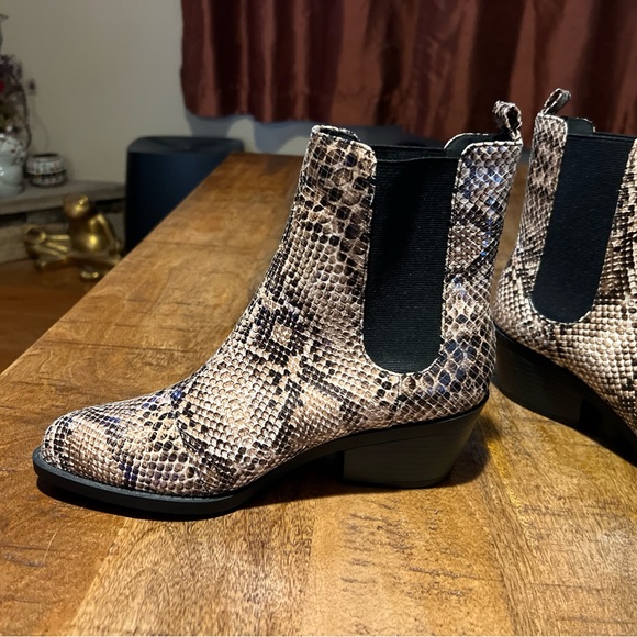 NWOT Monki Women’s faux snakeskin ankle boots 7.5 - Picture 9 of 16